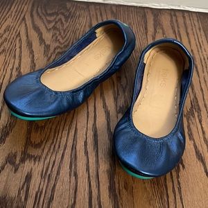 EUC Midnight Blue Tieks. Size 7. No scuffs. Light wear/tear on soles
